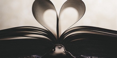 Powiększ grafikę: środkowe kartki książki ułożone (zagięte) w kształt serca