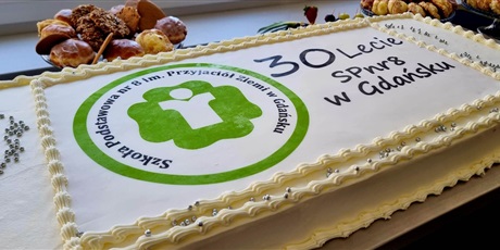Powiększ grafikę: duży tort w kształcie prostokąta, na białym kremie logo szkoły i napis: 30-lecie sp nr 8 w Gdańsku