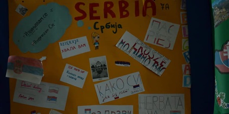 Powiększ grafikę: plakat Serbia i wklejone słowa w tym języku