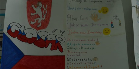 Powiększ grafikę: plakat z flagą Czech i słowami w tym języku i odpowiednikami polskimi