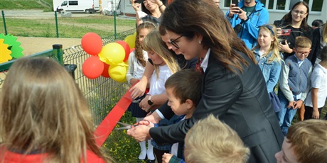 Powiększ grafikę: prezydent Dulkiewicz przecina wstęgę otwierając szkolny plac zabaw