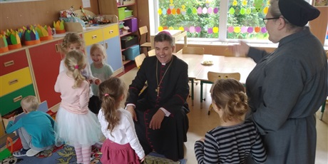 Odwiedziny księdza Biskupa