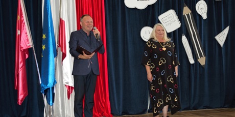 Powiększ grafikę: pani dyrektorka Katarzyna Kędzioł i pan Wojciech Drabczyk na tle dekoracji