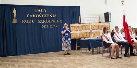 Powiększ grafikę: pani dyrektor Katarzyna Kędzioł przemawia na uroczystym zakończeniu roku szkolnego 2022/23