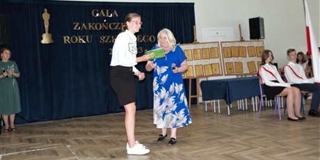 Powiększ grafikę: pani dyrektor Katarzyna Kędzioł wręcza nagrody podczas uroczystego zakończenia roku szkolnego 2022/23