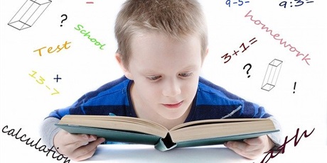 Powiększ grafikę: chłopiec pochylony nad otwartą książką, wokół postaci zapisane działania i symbole matematyczne