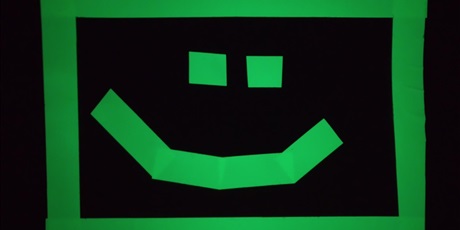 Powiększ grafikę: projekt - uśmiechnięta zielona buźka na czarnym tle