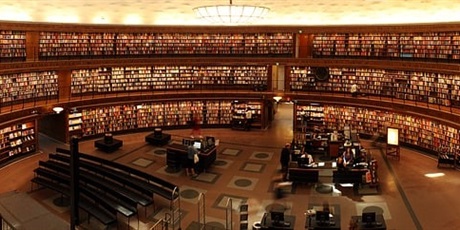 Powiększ grafikę: zdjęcie pólkolistej ściany biblioteki z regałami pełnymi książek