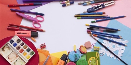 Powiększ grafikę: ołowki, kredki, farby, nożyczki i inne przybory szkolne rozrzucone na stole